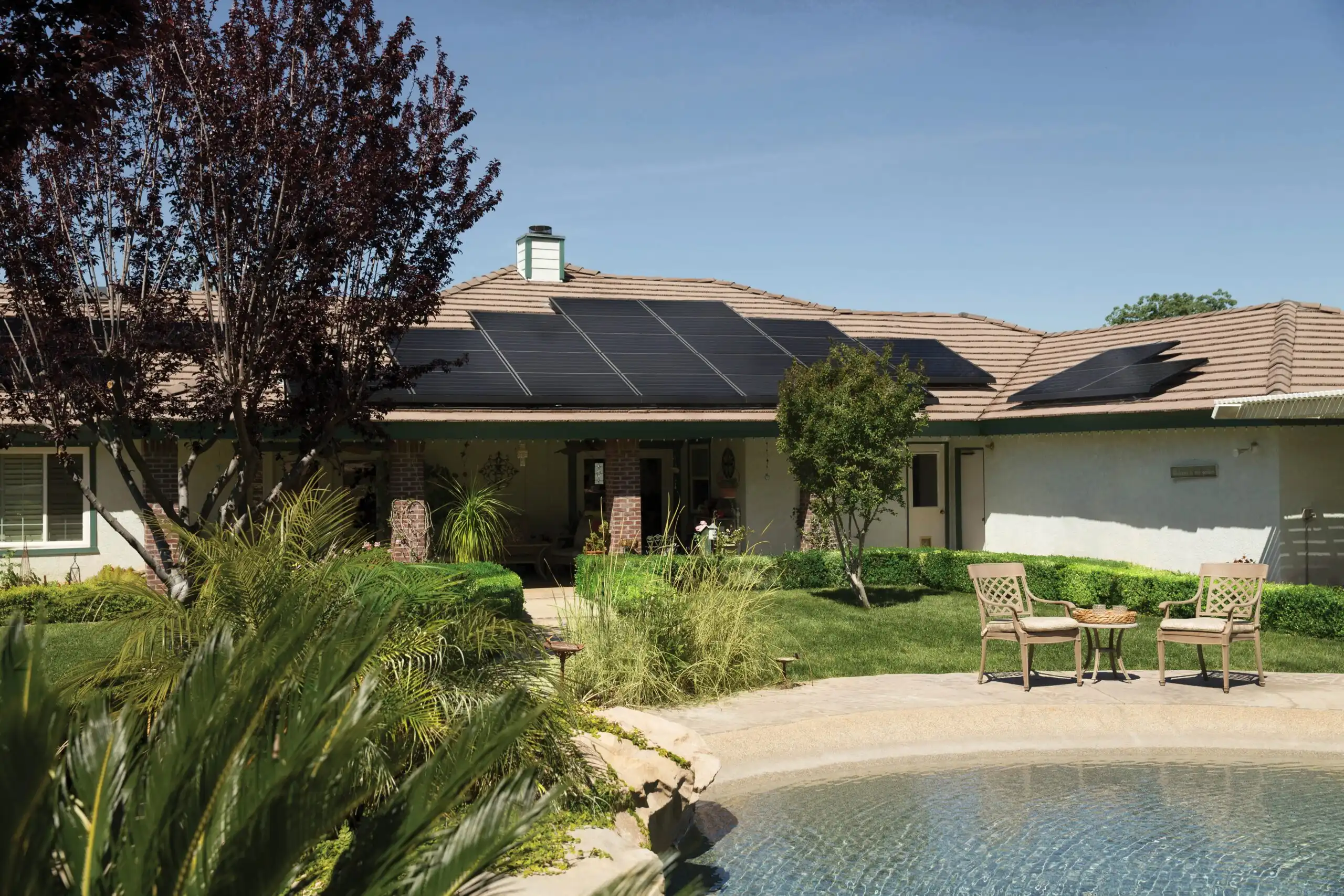 Blck solar panles roof image